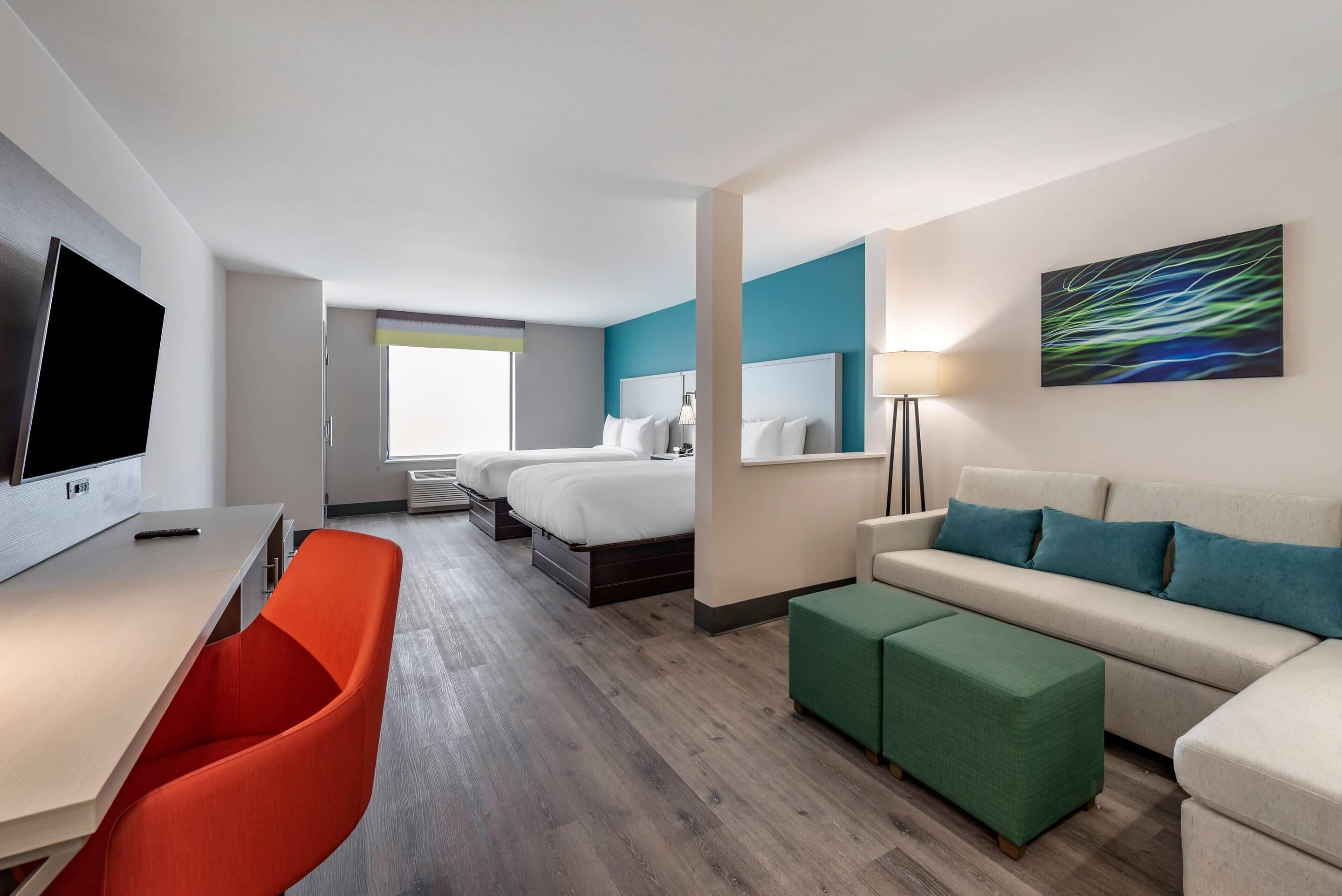 Escritorio y espacio para trabajar con laptop 