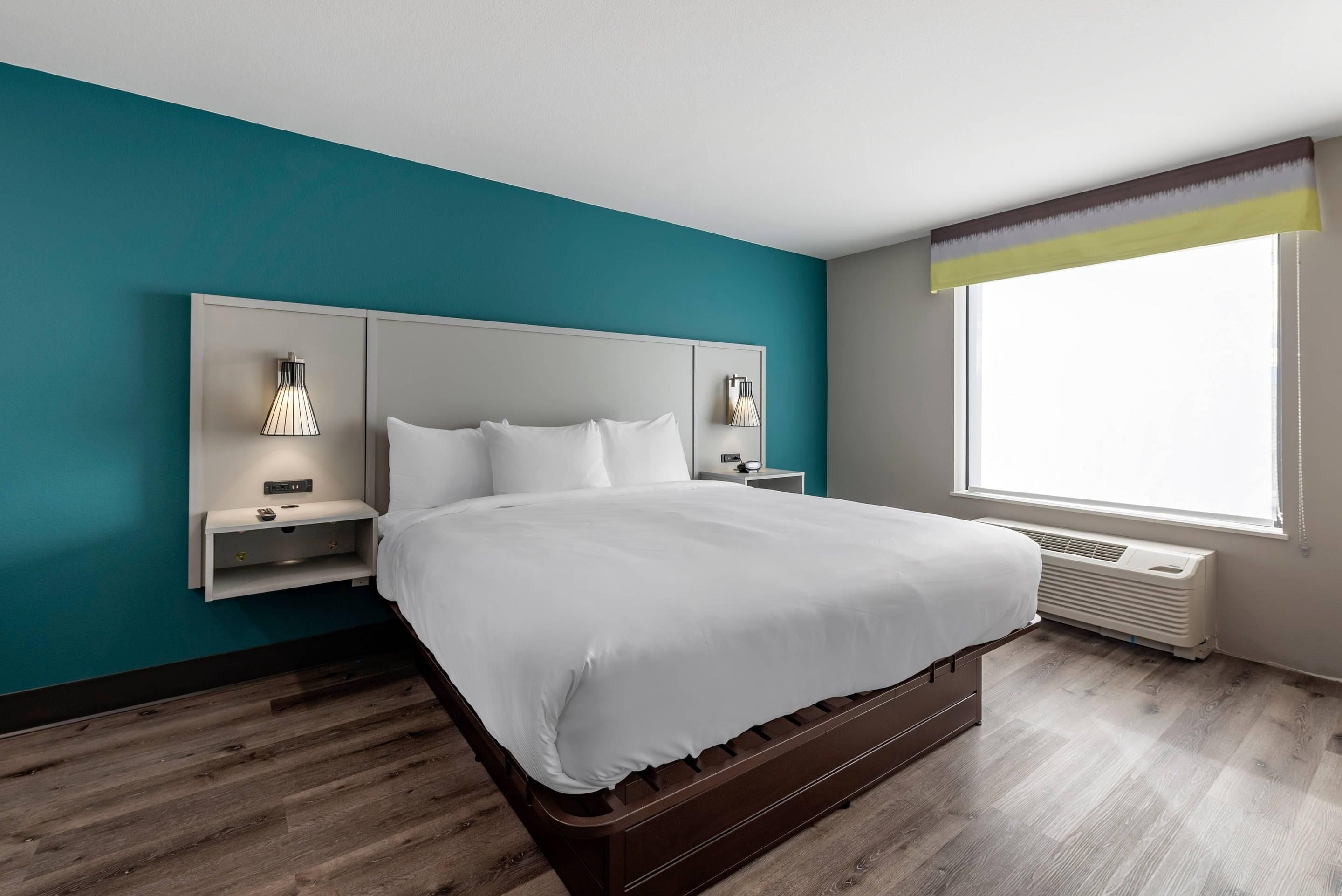 Desk, laptop workspace, iron/ironing board, free WiFi