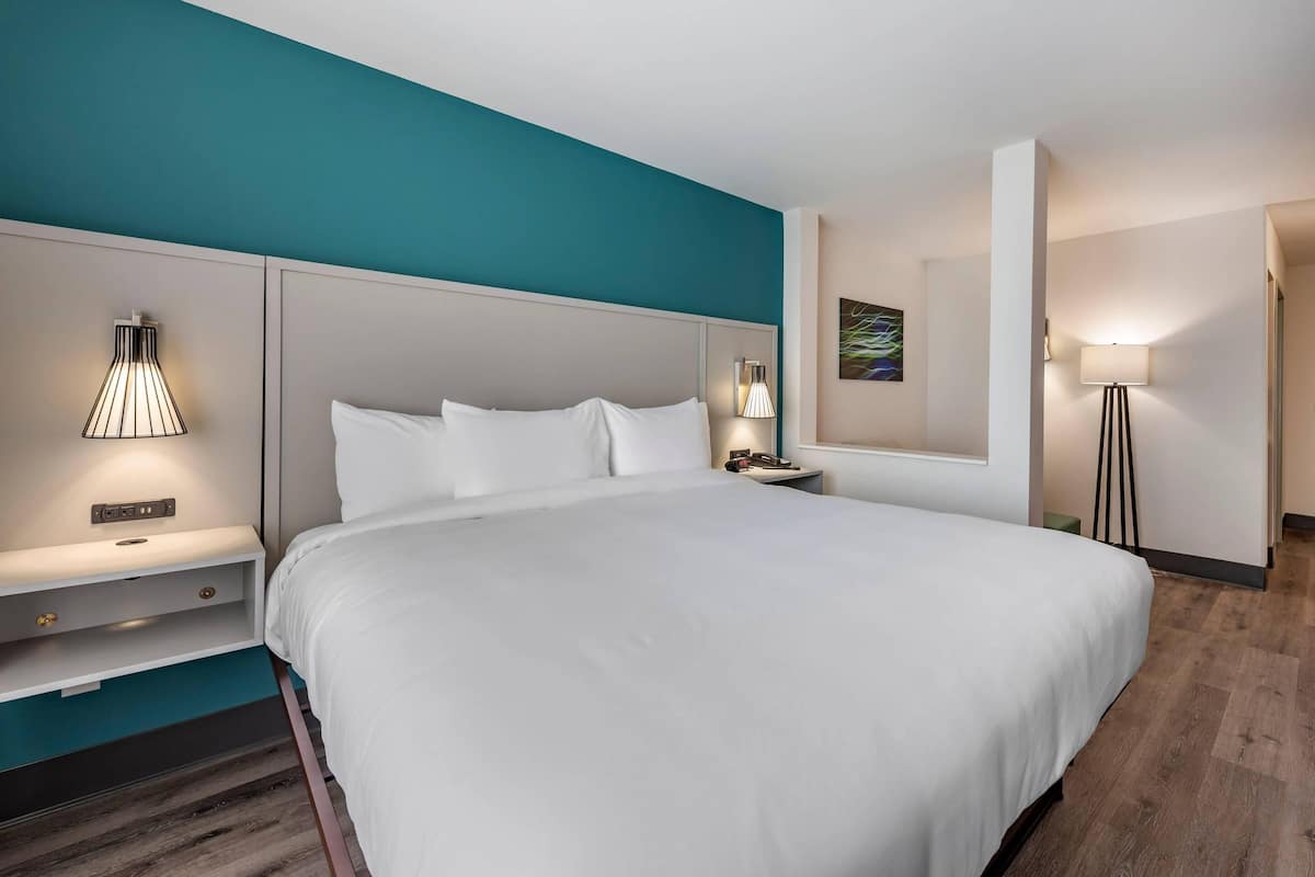 Desk, laptop workspace, iron/ironing board, free WiFi