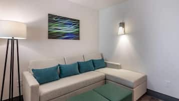 Suite, 1 letto king, non fumatori | Una scrivania, postazione laptop, ferro/asse da stiro, Wi-Fi gratuito