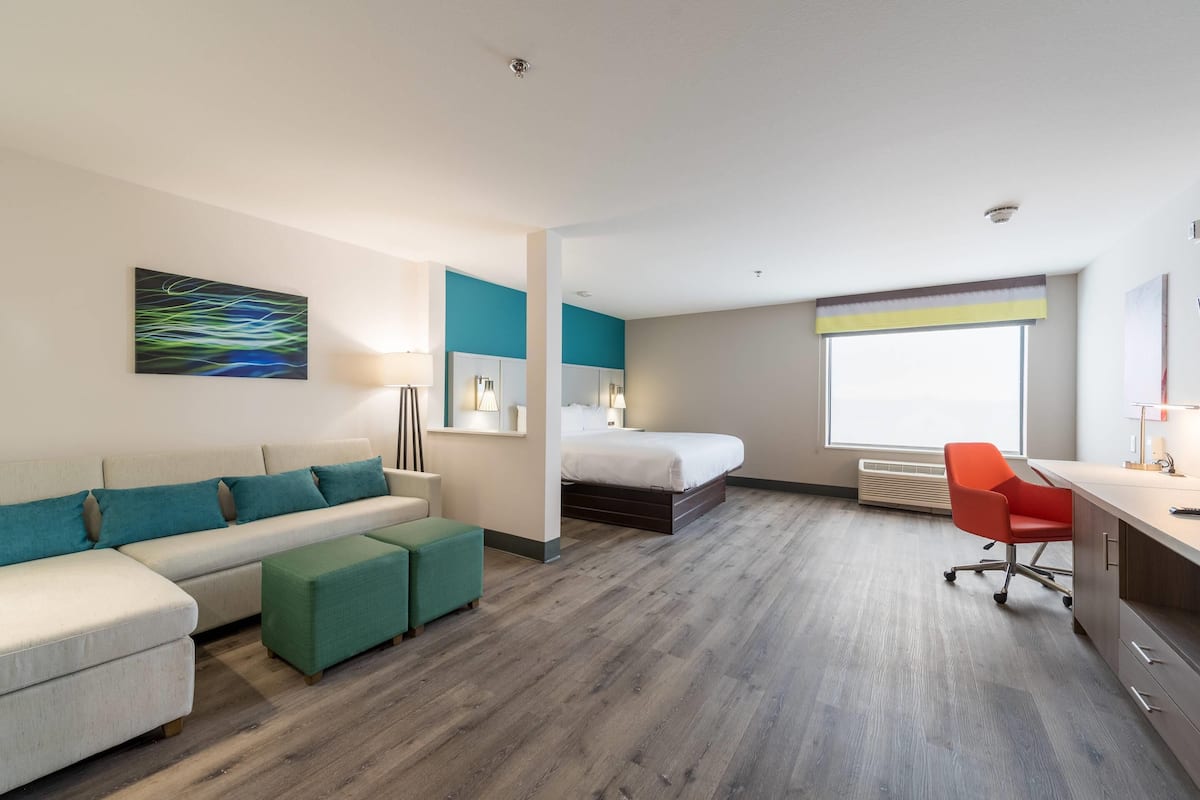 Desk, laptop workspace, iron/ironing board, free WiFi