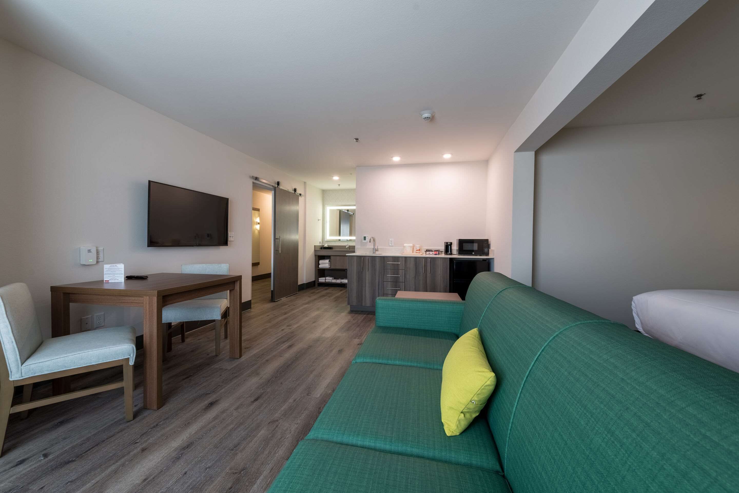 Desk, laptop workspace, iron/ironing board, free WiFi