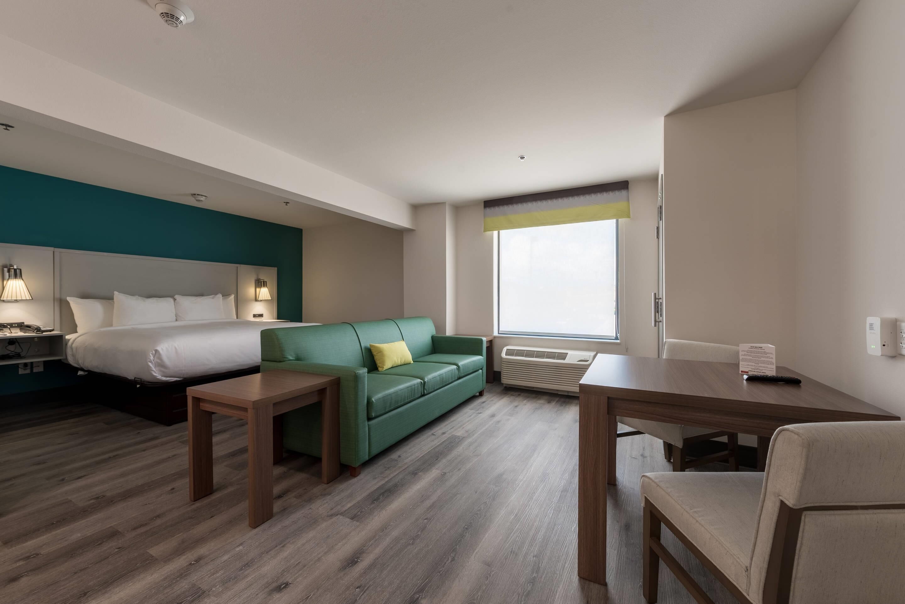 Suite, varias camas, para no fumadores | Escritorio y espacio para trabajar con laptop 