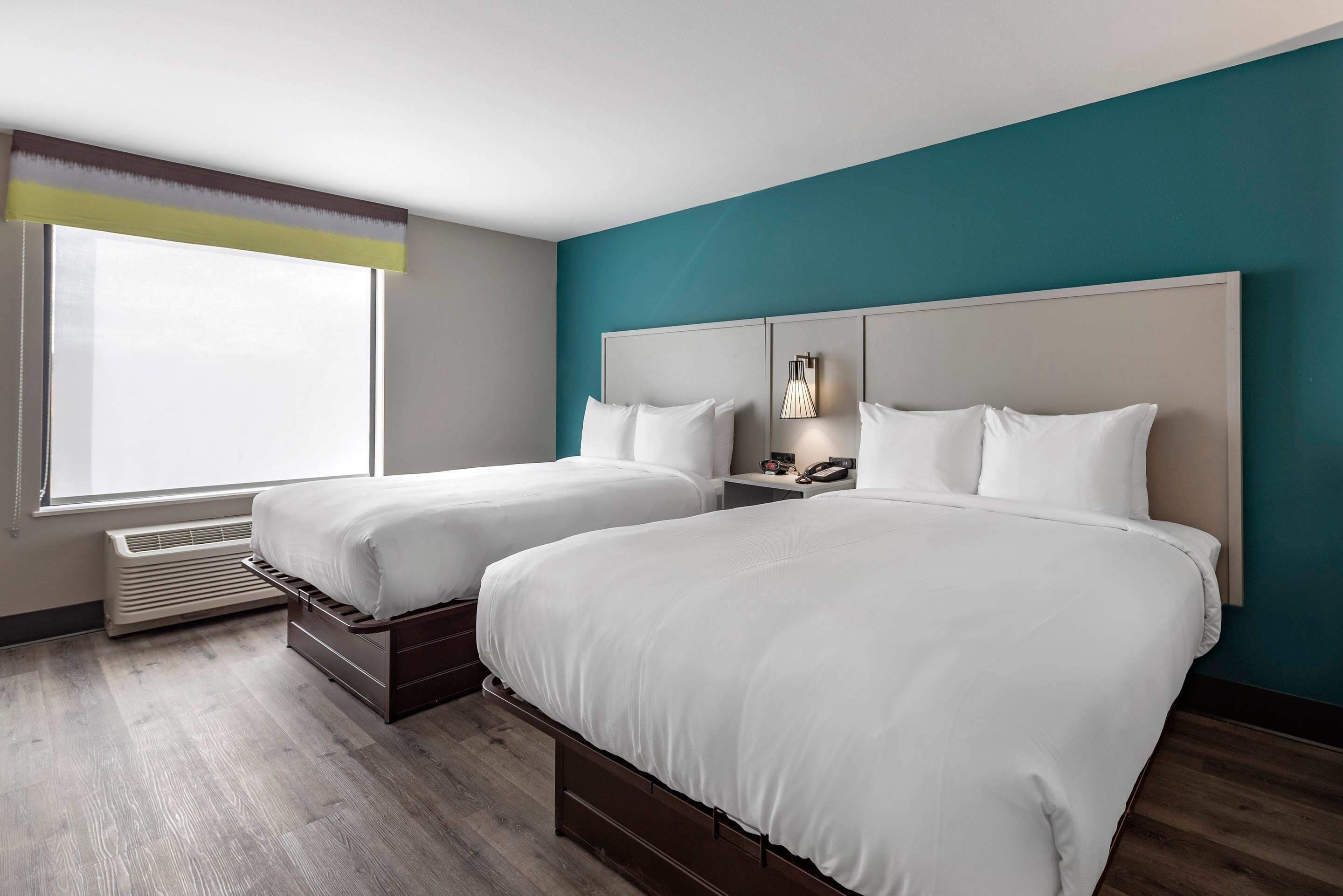 Escritorio y espacio para trabajar con laptop 