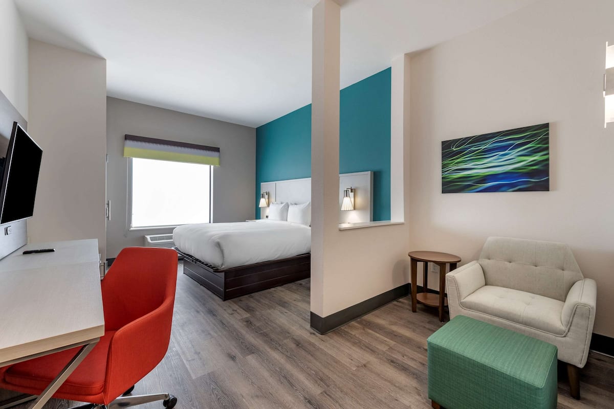 Suite, 1 King Bed, Accessible, Non Smoking