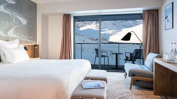 Connecting room 5 people | Premium bedding, minibar, in-room safe, laptop workspace