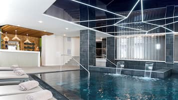 Inomhuspool och solstolar