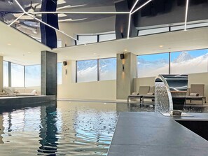 Piscine couverte, chaises longues