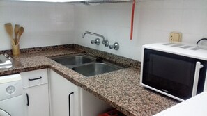 Kjøleskap, kokeplater, kaffetrakter/tekoker og kjøkkenutstyr