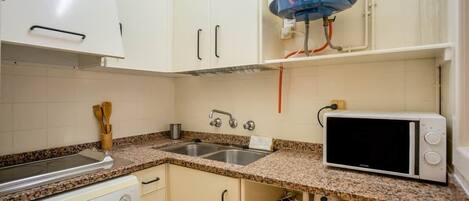 Kühlschrank, Herdplatte, Wasserkocher mit Kaffee-/Teezubehör