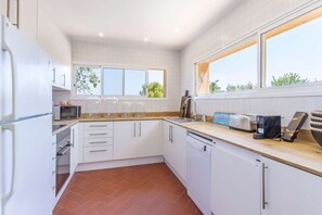 Een koelkast, een microgolfoven, een oven, een kookplaat