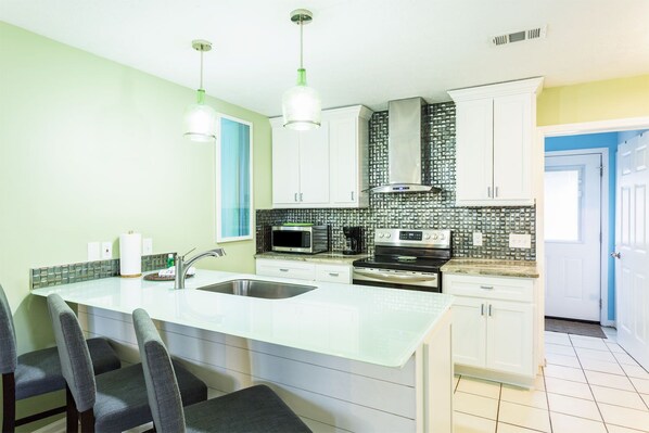 Jääkaappi, mikroaaltouuni, uuni, liesi