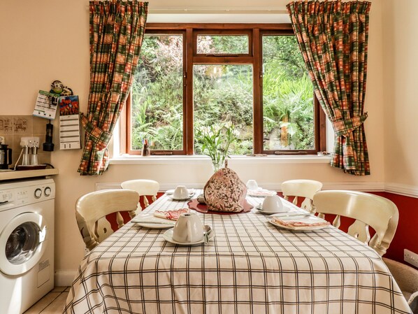 Cottage | 2 bedrooms, individually decorated, individually furnished, free WiFi