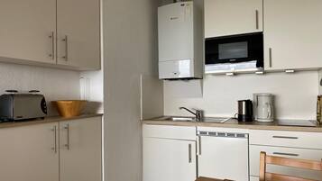 Frigorífico, cafetera o tetera, tostadora y utensilios de cocina