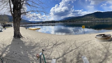 En la playa, camastros y toallas de playa