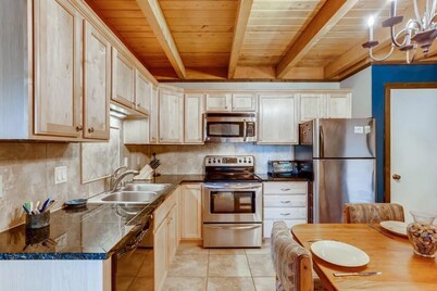 Beautiful Views, Central location, Hot tub and Club House F201