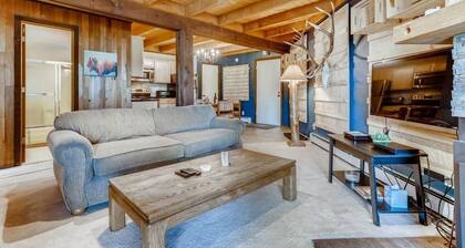 Beautiful Views, Central location, Hot tub and Club House F201