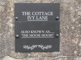 Un cartel indica 'The Cottage Ivy Lane', también conocido como 'The Mouse House'.