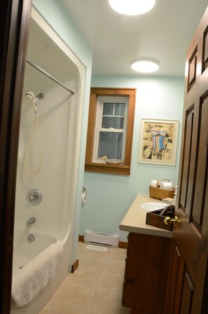 Combined shower/bathtub, hair dryer, towels, soap