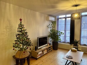 TV, books - A balcony overlooking the city (Sarlat)