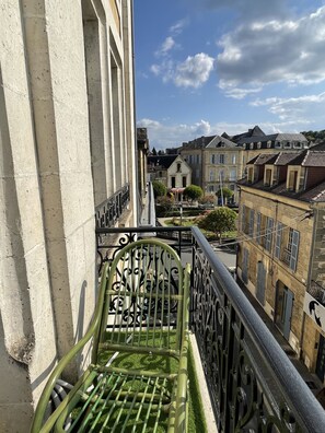 Property grounds - A balcony overlooking the city (Sarlat)