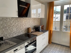 Fridge, microwave, oven, stovetop - A balcony overlooking the city (Sarlat)