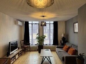 TV, books - A balcony overlooking the city (Sarlat)