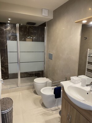Douche, sĂšche-cheveux, bidet, serviettes fournies