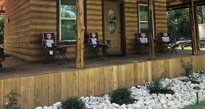 Cozy Aggie Game-Day Country Cabin w/ full porch and outdoor amenities