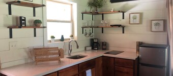 Cozy Aggie Game-Day Country Cabin w/ full porch and outdoor amenities