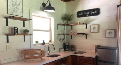 Cozy Aggie Game-Day Country Cabin w/ full porch and outdoor amenities