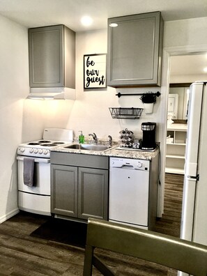 冷蔵庫、電子レンジ、オーブン、コンロ