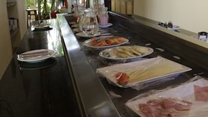 Un buffet proposant une variété de plats et d'accompagnements.