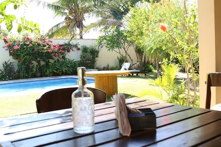 Una piscina al aire libre