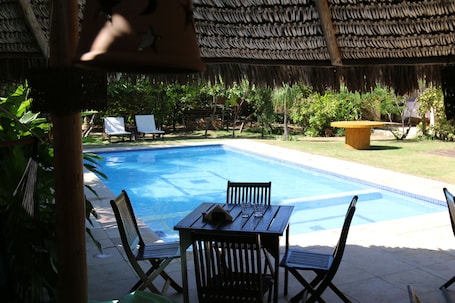 Una piscina al aire libre. Villa Roma Beach Hotel