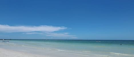 Ligstoelen aan het strand