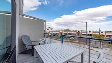 Suite, 1 King Bed, Non Smoking | Desk, laptop workspace, soundproofing, iron/ironing board