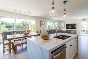 Interior - 399/NT~VACA PARADISE~CHEAPER THAN HOTEL~ ICE MACH~POOL~CLOSE TO BEACH-NO HLDY WK (Marathon)