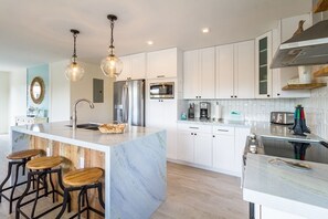 Fridge, microwave, oven, stovetop - 399/NT~VACA PARADISE~CHEAPER THAN HOTEL~ ICE MACH~POOL~CLOSE TO BEACH-NO HLDY WK (Marathon)