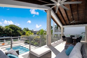 Outdoor dining - APRIL-MAY 2026 OPENING~25% off reg price! Ice Maker, pool, next 2 Sombrero Beach (Marathon)
