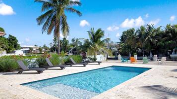 Een buitenzwembad, een verwarmd zwembad