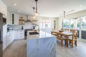 Fridge, microwave, oven, stovetop - APRIL-MAY 2026 OPENING~25% off reg price! Ice Maker, pool, next 2 Sombrero Beach (Marathon)