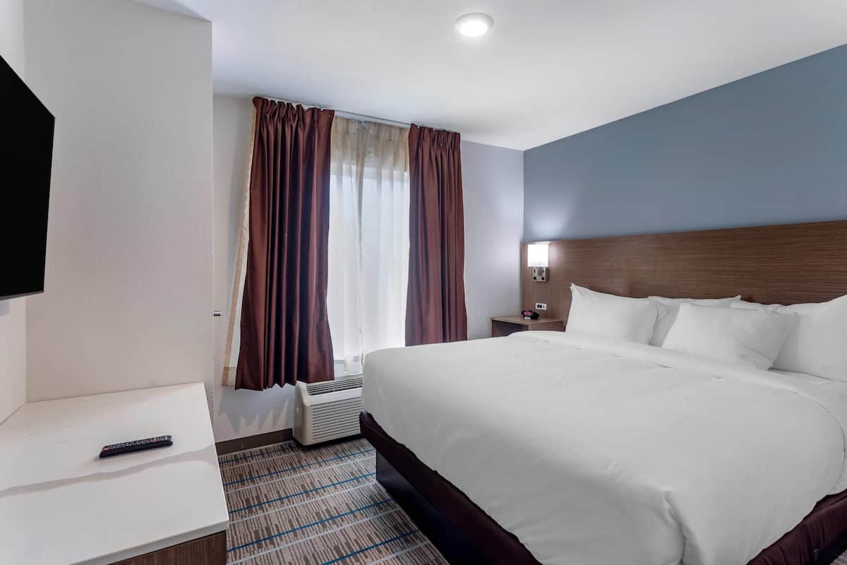 1 bedroom, pillowtop beds, desk, blackout drapes