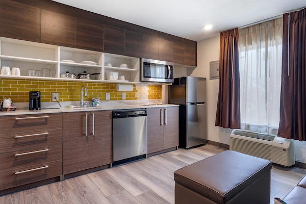 1 bedroom, pillowtop beds, desk, blackout drapes