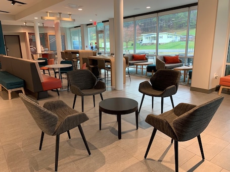 Interior. avid hotel Salem by IHG