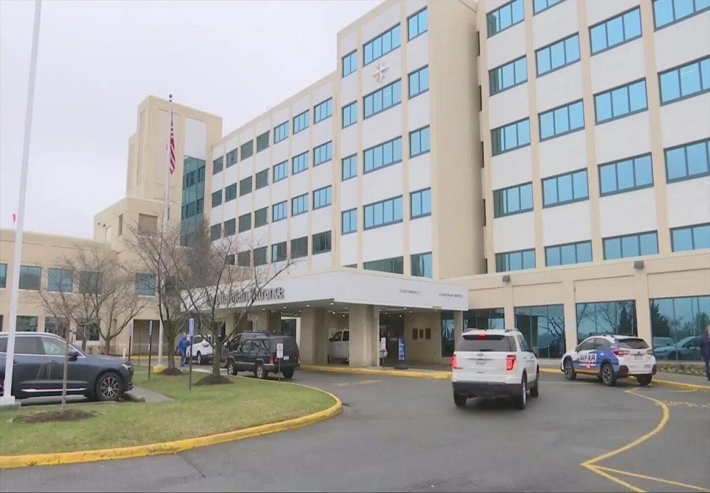 Un edificio de varios pisos con fachada plana, ventanas amplias y una entrada central.