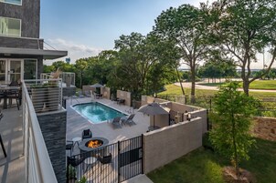 Una piscina al aire libre