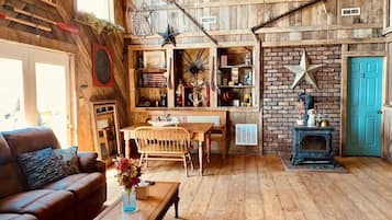 Smart-TV, Kamin, Bücher, Stereoanlage