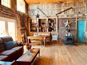 Smart TV, fireplace, books, stereo - Good Place Farms Upper Barn (Lexington)