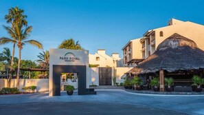 L'ingresso di un hotel con un cartello che riporta la scritta "Park Royal Resort".